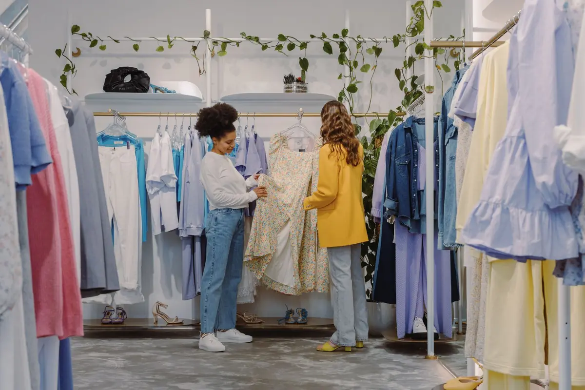 Deux clientes choisissent des vêtements dans une boutique de mode